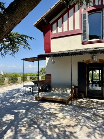 Terrasse extérieure de nuit