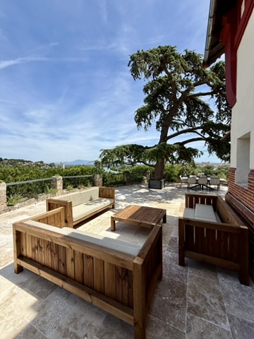 Salon extérieur en bois massif avec vue panoramique