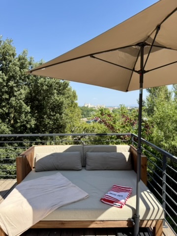 Daybed sur la terrasse avec vue panoramique
