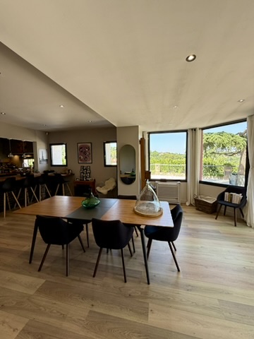 Salle à manger ouverte sur le jardin