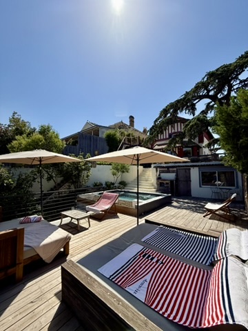 Terrasse en bois avec piscine et transats